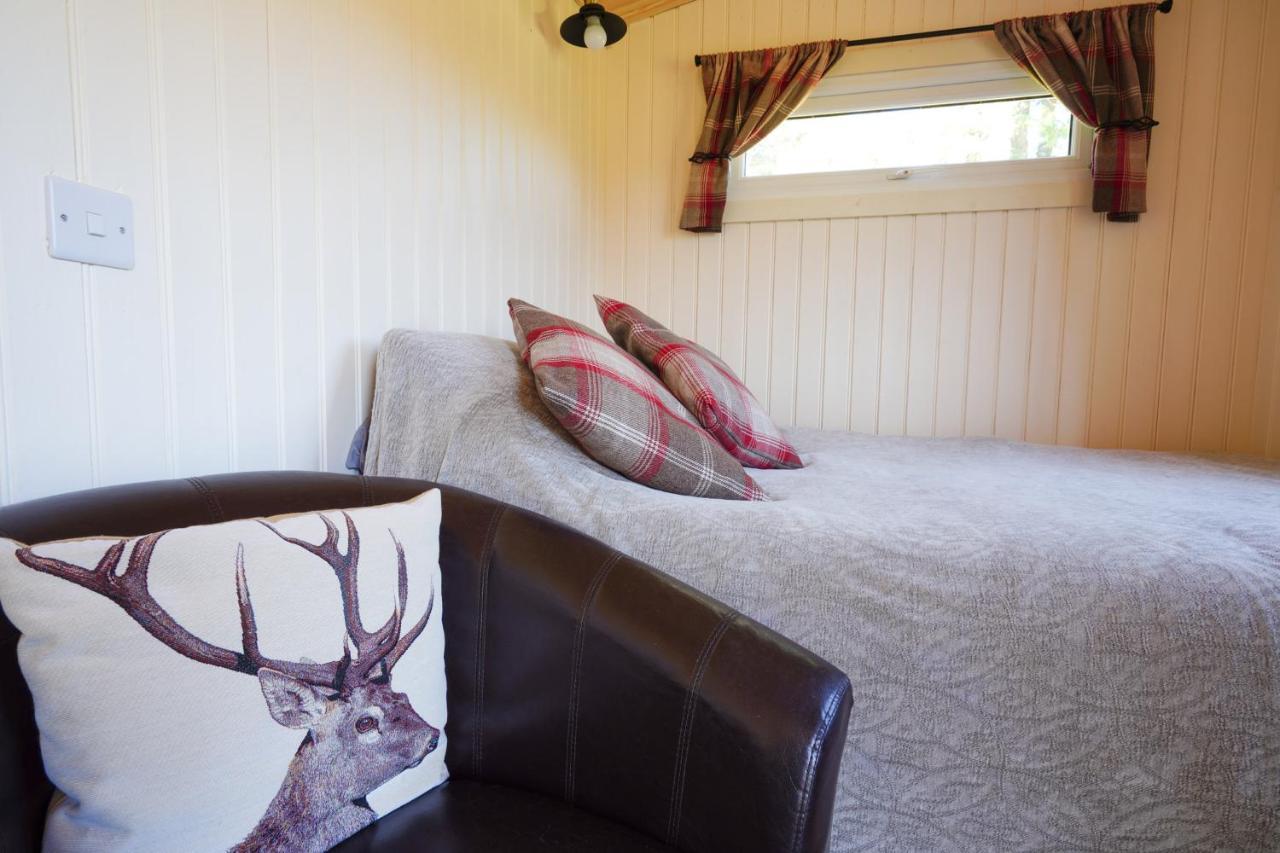 The Laburnum Retreat Shepherd Hut Private Hot Tub Upper Hulme Exteriör bild