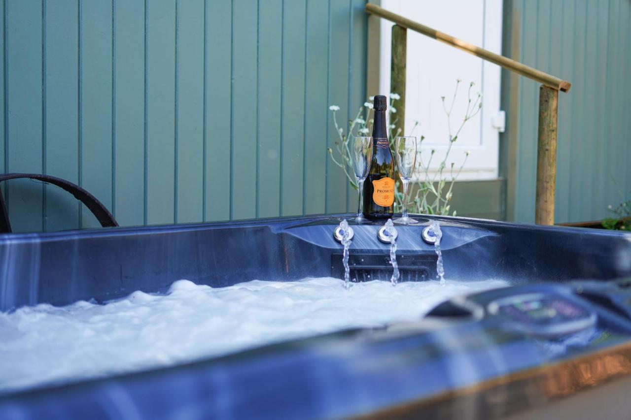 The Laburnum Retreat Shepherd Hut Private Hot Tub Upper Hulme Exteriör bild