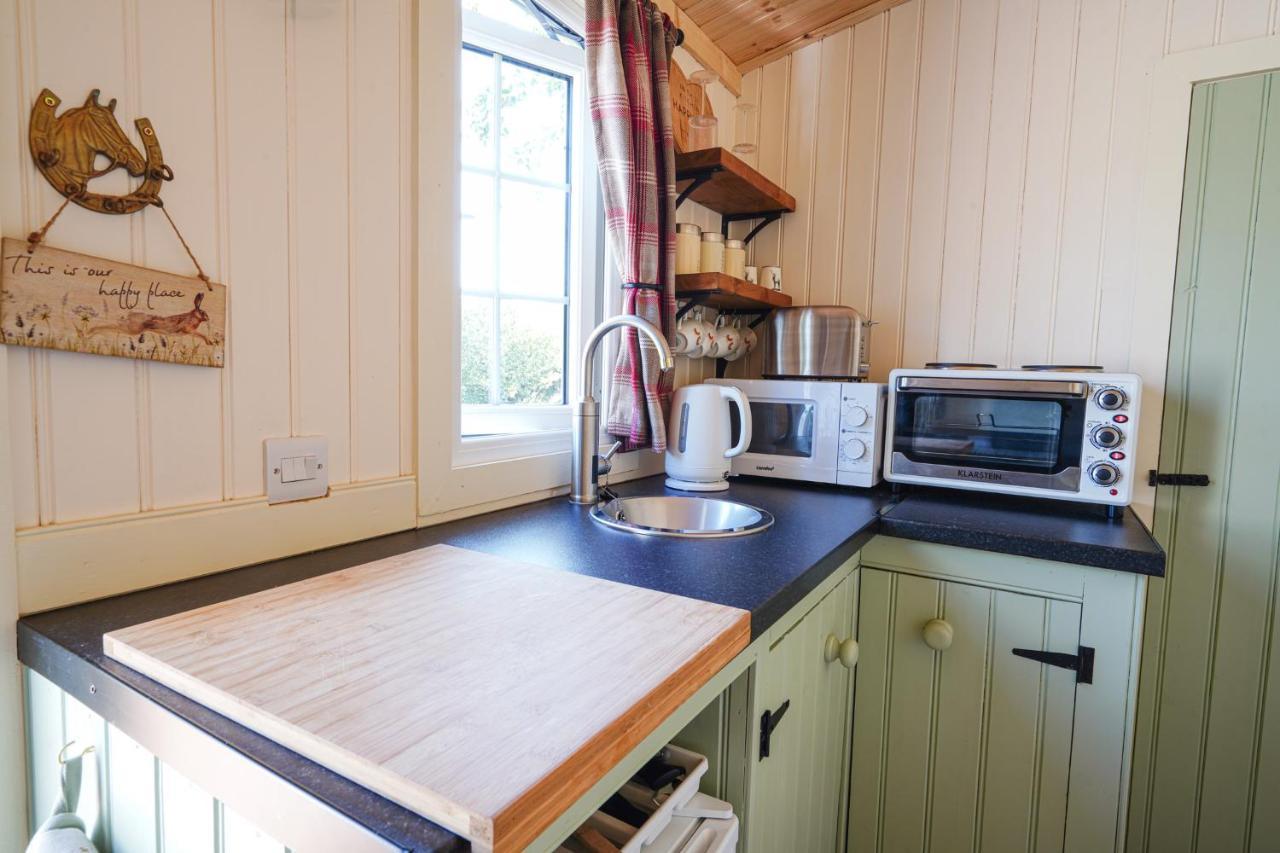 The Laburnum Retreat Shepherd Hut Private Hot Tub Upper Hulme Exteriör bild